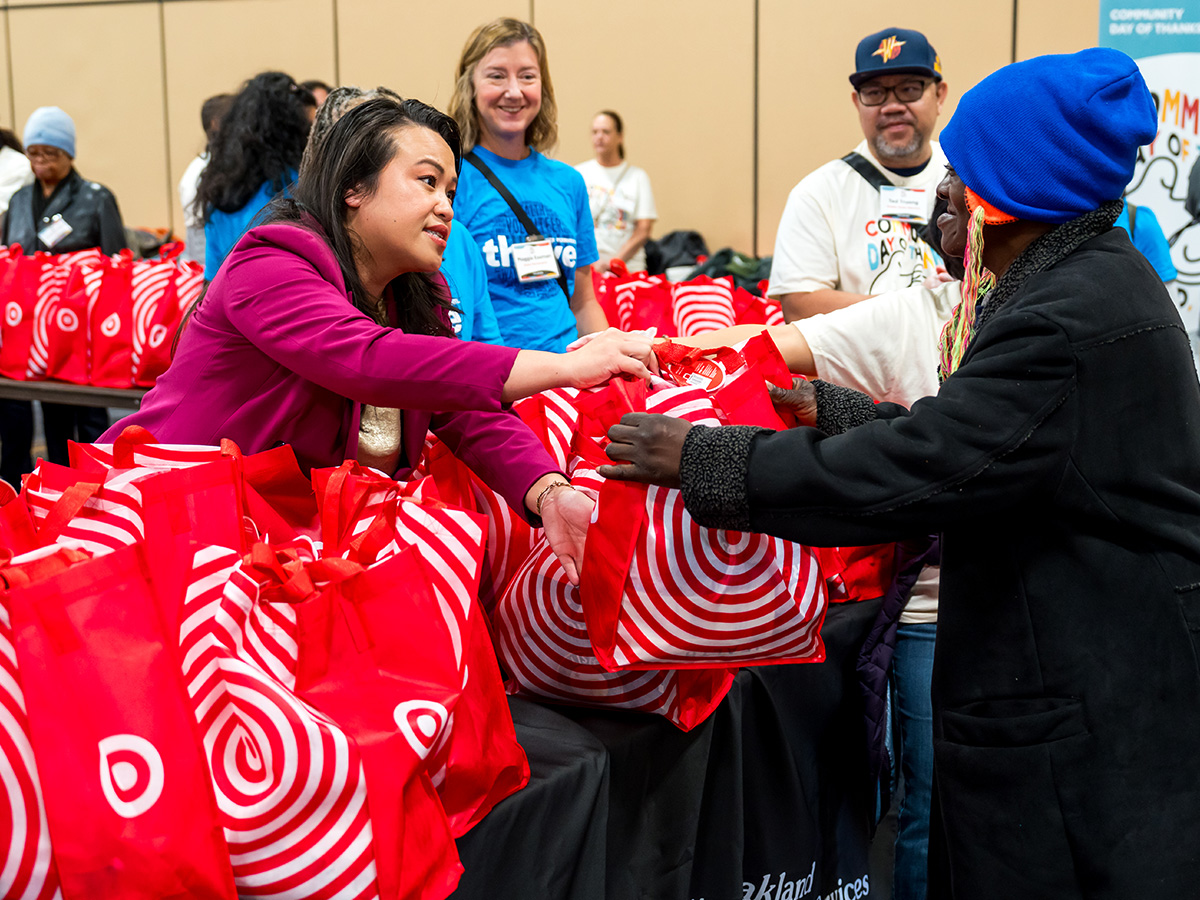 Current Oakland Mayor, Sheng Thao, delivers a meal to a member of the community.